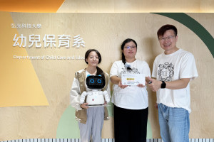 幼保系學生王汶卉（中）、林宜婷（左），在助理教授許紋華（右）鼓勵下，參加「凱比機器人跨域應用競賽」，榮獲創新優等獎。