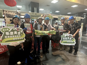 王副縣長林庭秝議員到布農勇士攤位加油。（記者扶小萍攝）