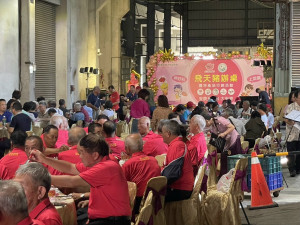 大安區飛天豬辦桌農特產品行銷活動，三百人士品嚐在地主要農特產十一佳餚，場面熱鬧溫馨，展現地方團結的力量。（記者陳榮昌攝）