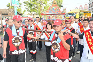 啟香大典由嘉義市找黃敏惠擔任主祭官，奉請福安舘開基吳府三王上轎／陳致愷攝影