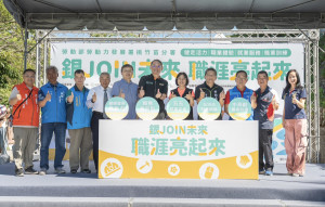 「銀JOIN未來 職涯亮起來健走活動」活動盛大登場，勞動部勞動力發展署署長黃齡玉（右5）、桃竹苗分署長賴家仁（左6）等貴賓一同合影。