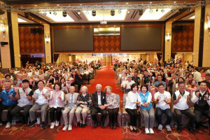 嘉義市政府今(19)日上午舉辦「攜手相伴 長長久久」金婚禮讚活動／嘉義市府提供