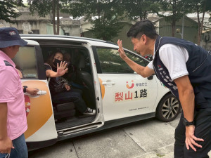 梨山幸福巴士直達市區首班車，交通局長葉昭甫親自迎接