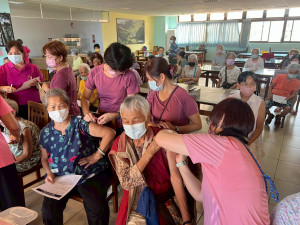 護理師幫住民施打疫苗。