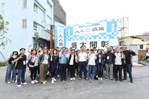 桃園市府團隊來訪設計展大合照。圖／記者鄧富珍翻攝