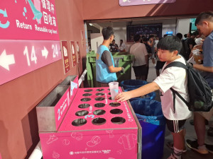 海資處請球迷朋友進球場為樂天桃猿吶喊時，也別忘舉起循環杯，一起為桃園的永續環境加油！