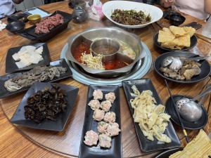 「十三涮四川料理重慶火鍋「主打正宗重慶麻辣湯底與川味熱炒。