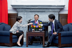 新任日本總理大臣高市早苗（左），曾在2025年4月28日，以日本國會眾議員暨前經濟安全保障擔當大臣的身分，獲總統賴清德（右）接見。（圖／資料照片，圖源：總統府Flickr）