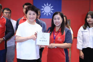 中市清潔隊員謝雅妮拾獲20萬元，拾金不昧，市長盧秀燕頒獎表揚。