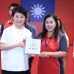 中市清潔隊員謝雅妮拾獲20萬元，拾金不昧，市長盧秀燕頒獎表揚。