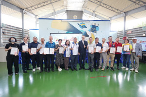 政府與民間合作贈書暨愛的書庫揭牌」記者會，南投縣副縣長王瑞德代表縣長許淑華表揚及感謝所有有功人員及單位，讓南投縣學生有更好的閱讀資源。（縣府提供）