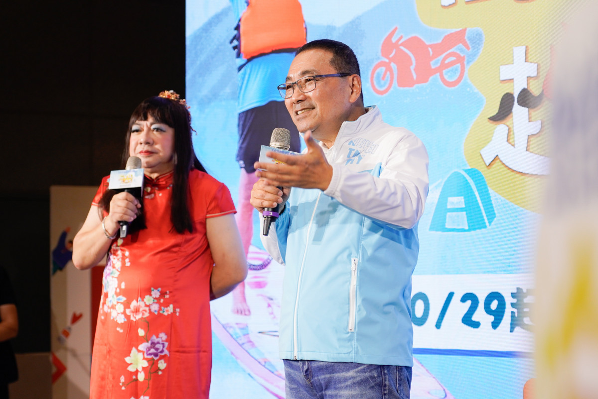 市長侯友宜表示，新北打造全銀髮實境秀，特邀「董月花」主持，帶著藝人朋友與新北長輩上山下海，極限挑戰，顛覆外界對長者刻板印象。