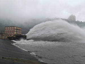 石門水庫開啓排砂隧道放水。