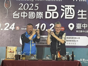 楊啟邦議員(左)與經發局副局長林敏棋上場學調酒秀表情逗趣。