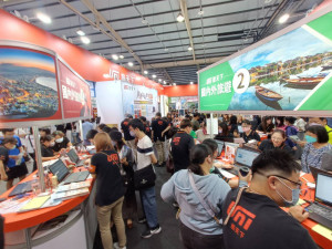 台中國際旅展首日吸引爆滿人潮湧入。