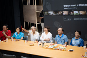 嘉義市長黃敏惠特別陪同嘉菸廠的資深員工「回娘家」，走進這座與嘉義市城市發展有深刻關聯的歷史場域／嘉義市府提供