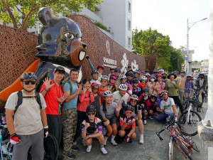 台韓網紅與車友於參山處門口開心合照，展現滿滿活力。