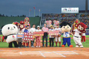 張市長和貴賓與吉祥物們一同合影。