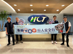 新竹區監理所加強貨運業安全管理查核及路口稽查，向業者宣導「車輛慢看停 行人安全行」。