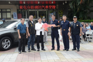 南投縣商業會廖理事長代表贈偵防車予草屯分局。（草屯分局提供)