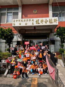 小朋友佔領警所。林重鎣