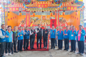 桃園市長張善政出席「大園五福宮慶成祈安三朝圓醮大典」與貴賓合影。