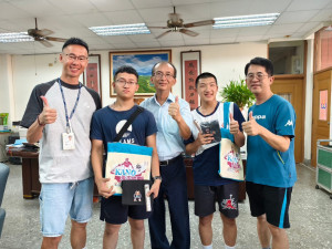 畢業於嘉義市立民生國中特教班的賴聖鎮，參加「2025年東亞區特殊奧林匹克網球競賽」，榮獲第五級別男子組第一名的殊榮／市府提供