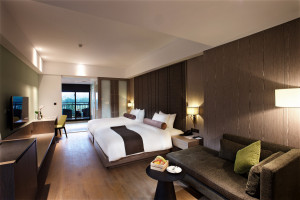 每間客房皆備有玫瑰精油沐浴鹽，搭配獨家香草蒸氣浴，讓空氣中瀰漫著天然有機香草的芳香，在溫潤蒸氣中徹底放鬆，感受身心舒暢與汗水淋漓的淨化感。