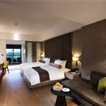 每間客房皆備有玫瑰精油沐浴鹽,搭配獨家香草蒸氣浴,讓空氣中瀰漫著天然有機香草的芳香,在溫潤蒸氣中徹底放鬆,感受身心舒暢與汗水淋漓的淨化感。