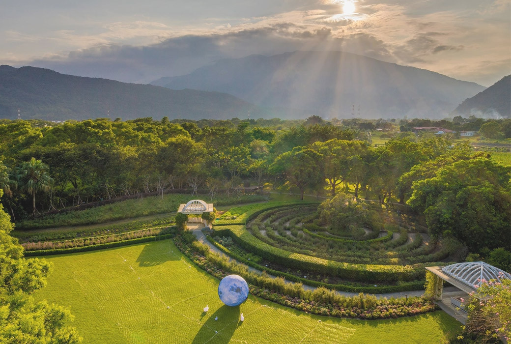 花蓮秧悦美地香草迷宮花園,漫步在香草小徑,放鬆身心、嗅聞芬芳。蜿蜒綠意中,尋找屬於你的療癒時光。