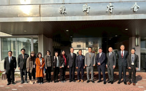 日本北海道「森町」町長岡嶋康輔（右5）在役場（市政廳）前歡迎代表彰化市長林世賢的彰化市公所代理主任秘書陳瑞仁一行。圖／彰化市公所提供
