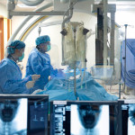 彰基取栓團隊正在導管室中執行緊急手術,與時間賽跑搶救急性腦出血患者,力求迅速取栓,提升病人康復機會。圖/彰基醫院提供