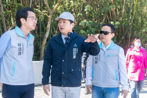 代理市長邱臣遠前往視察高峰路506巷通車情形。
2 技師現場進行簡報說明。
3 代理市長邱臣遠偕同工務處及交通處進行視察。
4 高峰路506巷改善工程新闢道路及人行道，讓交通更加順暢安全。