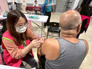 桃園11月持續推動「左流右新 健康安心」巡迴接種。