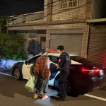 迷途老婦凌晨徘徊街頭,楊梅警即時援助返家。