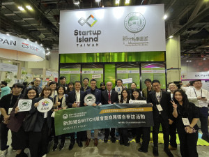 SWITCH 2025臺灣館開幕，駐新加坡台北代表處吳文齡公使與竹科新創團隊。(竹科提供)