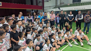 立委廖偉翔聯合運彩公會理事長何昱奇，共同捐贈羽球十箱給南屯國小。