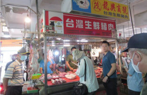 嘉義縣長翁章梁今天指示各鄉鎮市公所公有零售市場主要販售豬肉及豬肉加工製品攤商的攤位租金減免1個月／嘉義縣府提供