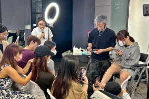 好萊塢電影特效妝設計大師AKIHITO老師示範特效妝。（弘光科大提供）