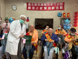院長致贈榮民節禮物-雞精。