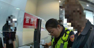 警員和行員阻詐。林重鎣