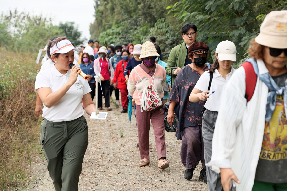 瑞風能源10月28日邀請獅子鄉民眾參訪雲林風電場,瑞風能源執行長許嫺音帶領參訪民眾及解說。(圖/瑞風能源)