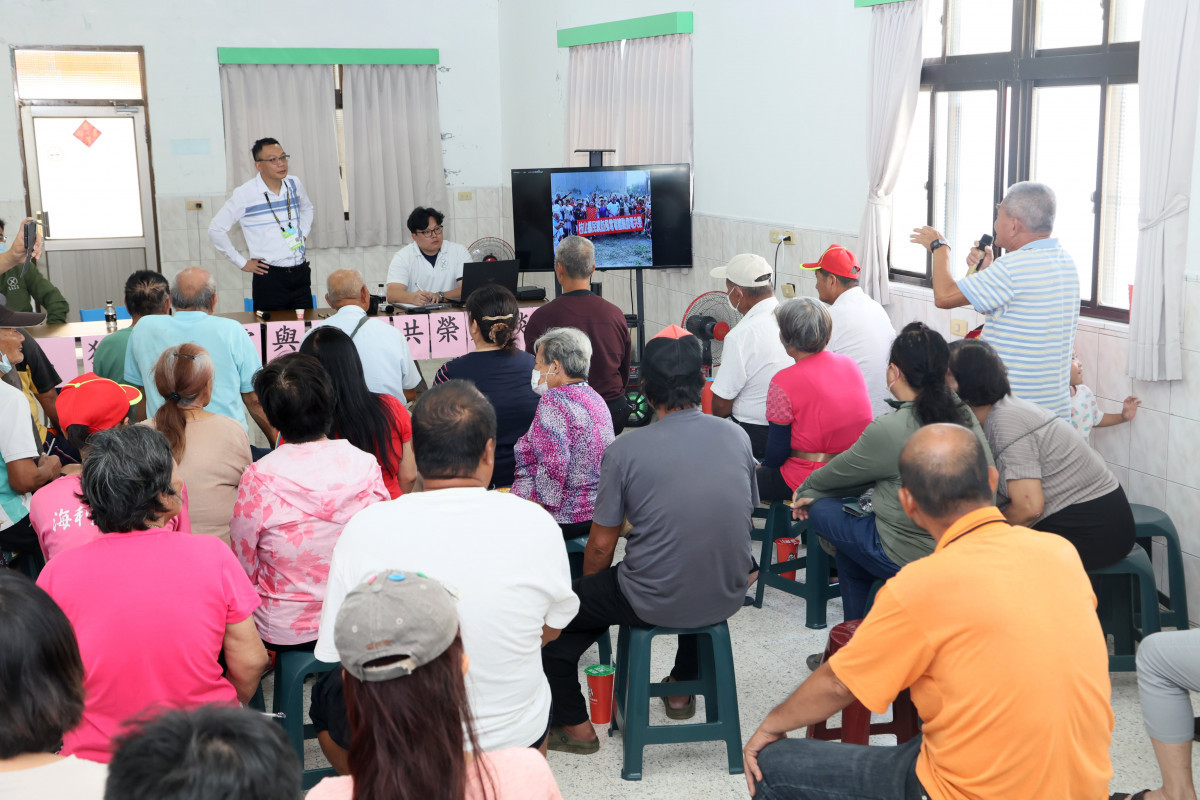 座談會現場有多位參訪過風電場的民眾以及風機預定地的地主,認為風力發電友善環境也能帶動地方福利,發言表達支持態度。(圖/瑞風能源)