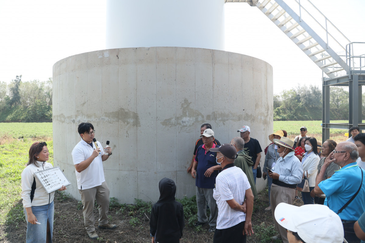 瑞風能源26日邀請枋山鄉參訪雲林崙背風場,當場在風機下方用儀器測量音量分貝,詳細解說新型的風電機運作聲量極小,實地感受亦不容易察覺。(圖/瑞風能源)
