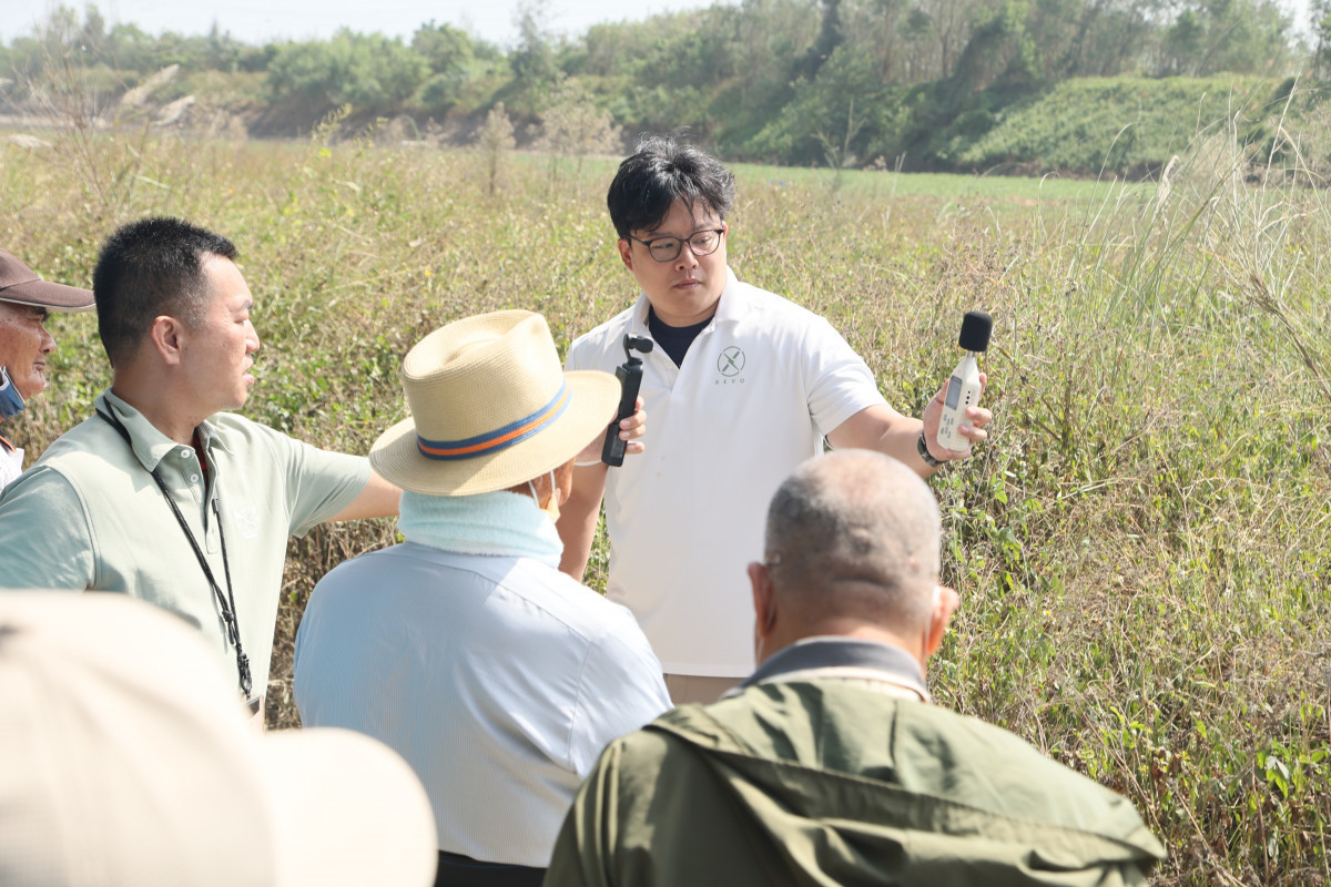 瑞風能源團隊在不同距離重覆測量風力發電機的音量與影響,測得數據皆在64至67分貝之間,幾乎與現場自然風聲的音量相仿。(圖/台灣綠電應用協會)