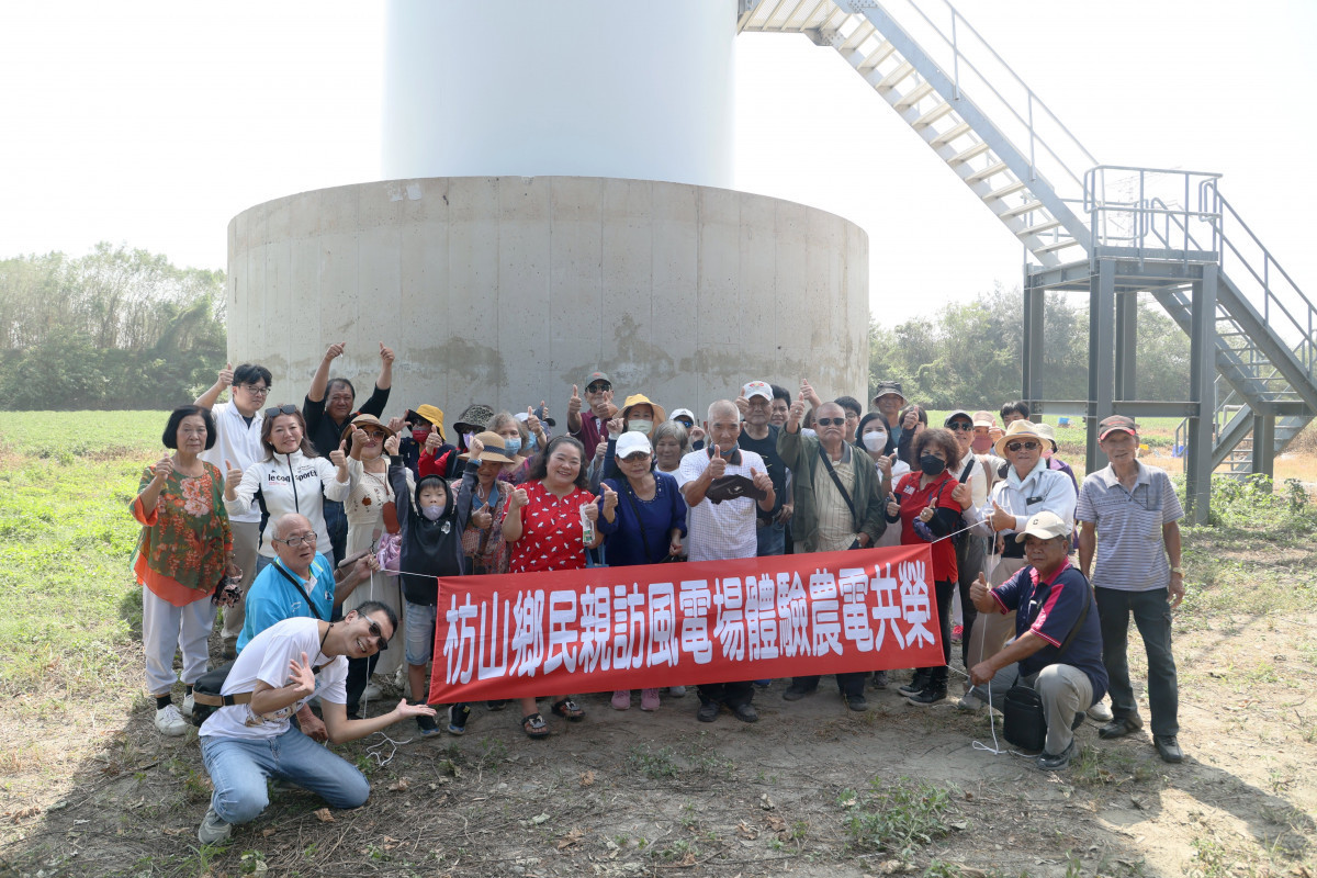 台灣綠電應用協會秘書長許博涵(左前一)強調民眾能親眼看到、親身體驗風力發電與自然環境的共生,不再被謠言誤導。(圖/瑞風能源)