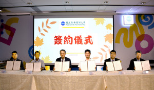 暨大與全國10所高中職簽訂策略聯盟，宜蘭高商校長陳永峰(左起)、北門高中校長吳俊憲、暨大校長武東星、新化高工校長陳志清、金門農工校長吳志衍與曾文高商校長洪思農，於簽約儀式合影。（暨大提供）