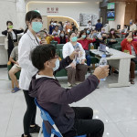 復健治療師蔡雅庭現場示範骨鬆預防運動,並結合骨密檢測與衛教指導,協助民眾掌握自身骨骼健康狀況。圖/彰基醫院提供