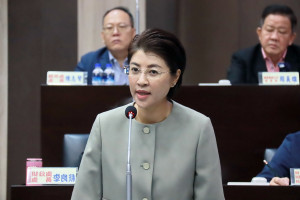 許縣長說將請觀光處集結相關業者提出吸引大眾來南投消費的方案。（記者扶小萍攝）