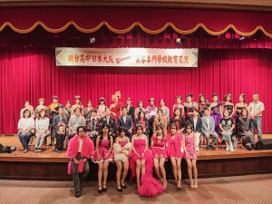 明台高中和來訪大阪美容專校進行彩裝合影。林重鎣
